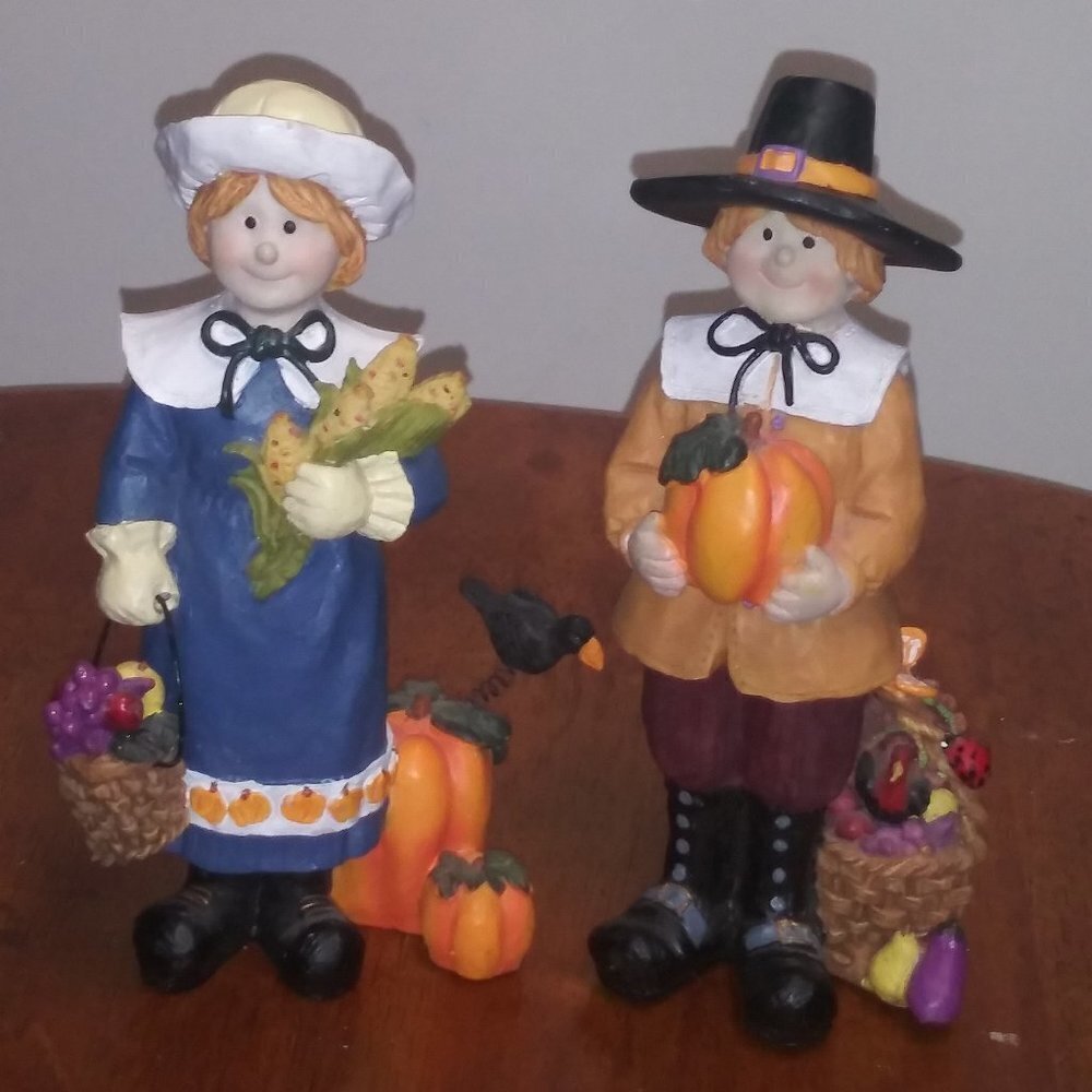 CUTE Pilgrim Couple Holding Pumpkin Corn Fruit baskets
